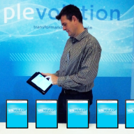 Alex Jauregui presentando la Plataforma Ameca en un iPad